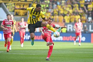 BORUSIJA NA KORAK OD TITULE: Dortmund pobedom nad Augsburgom preuzeo prvo mesto u Bundesligi