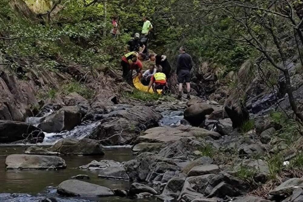 HEROJSKI PODVIG GORSKE SLUŽBE SPASAVANJA I VATROGASACA: Posle 7 sati spasili ženu koja je upala u kanjon na Divčibarama (FOTO)