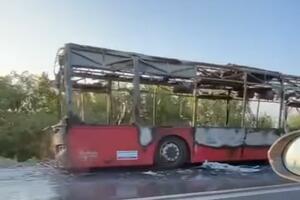 BUKTINJA NA IBARSKOJ KOD RUŠNJA: Izgoreo gradski autobus, ostao samo kostur, saobraćaj zaustavljen (VIDEO)