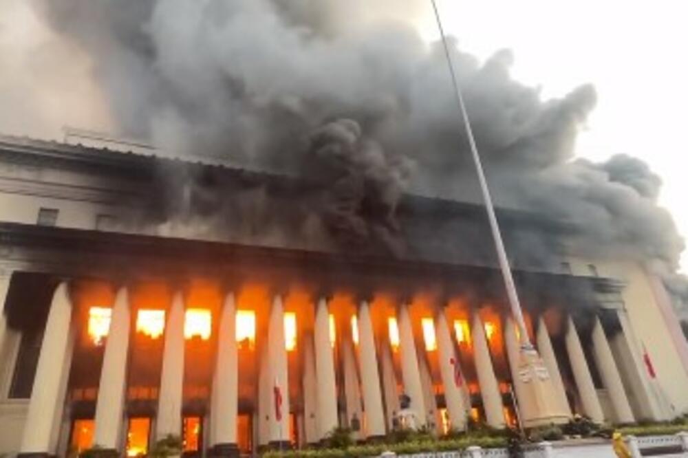 OGROMAN POŽAR U MANILI: Gusti crni dim dizao se stotinama metara u nebo, uništeno istorijsko zdanje centralne pošte