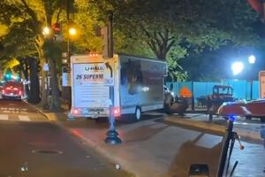 INCIDENT ISPRED BELE KUĆE: Vozač kamiona udario u sigurnosne barijere, policija pronašla zastavu sa KUKASTIM KRSTOM (VIDEO)