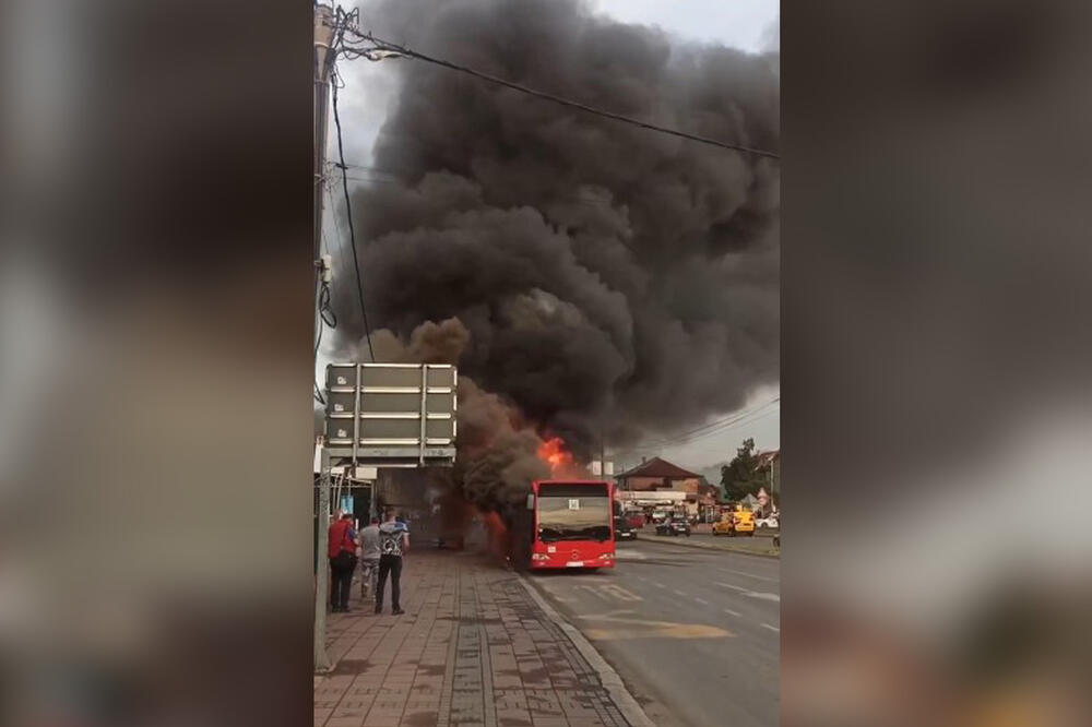 ZAPALIO SE AUTOBUS U NIŠU, VOZILO PRETVORENO U BUKTINJU! Opšti haos kod Ćele kule, vatrogasci pokušavaju da ugase požar (VIDEO)