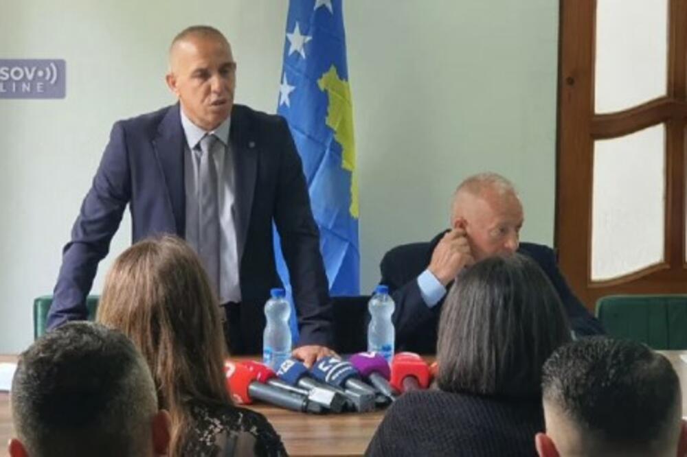 NOVA PROVOKACIJA: Zastave Albanije i tzv. Kosova u selu Čabra pred zakletvu albanskog predsednika opštine Zubin Potok