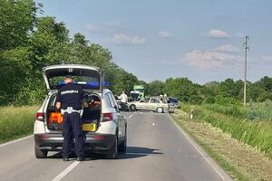 LANČANI SUDAR 7 VOZILA U APATINU! Stravičan PRIZOR na putu, vozila rasuta, jedan od automobila ZAVRŠIO U NJIVI (VIDEO)