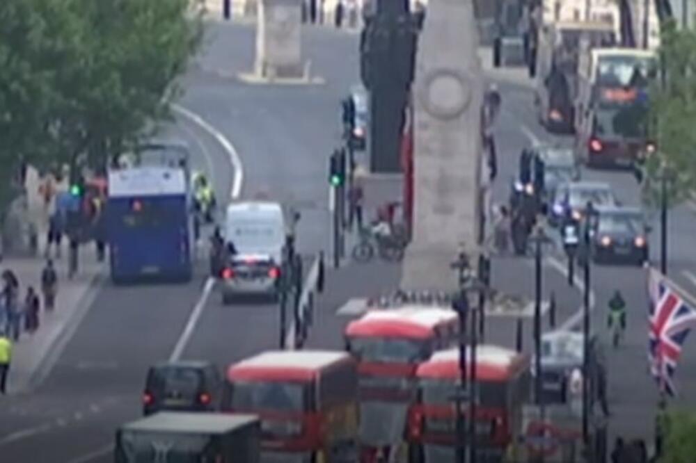 HAOS U LONDONU: Automobil se zakucao u ogradu ispred rezidencije premijera! (VIDEO)