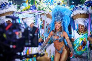 NAJSEKSI ŽENA SVETA PEVA U FINALU LIGE ŠAMPIONA: Atraktivna Brazilka stiže sa najvećim globalnim hitom VIDEO