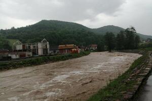 ALARMANTNA SITUACIJA NAKON NEVREMENA U KOSJERIĆU: Grad opostošio sela i uništio malinjake, pritoke Skrapeža poplavile puteve