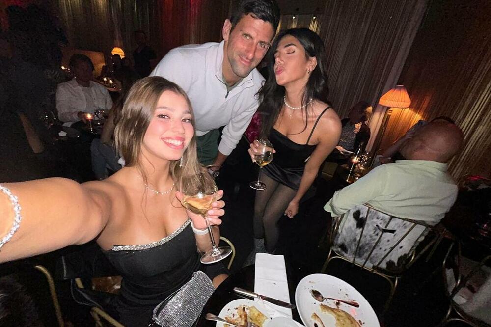 NOVAK U DRUŠTVU LEPOTICA: Đoković uživao na večeri u pariskom restoranu, instruktorka plesa i drugarica ga zamolile za selfi FOTO