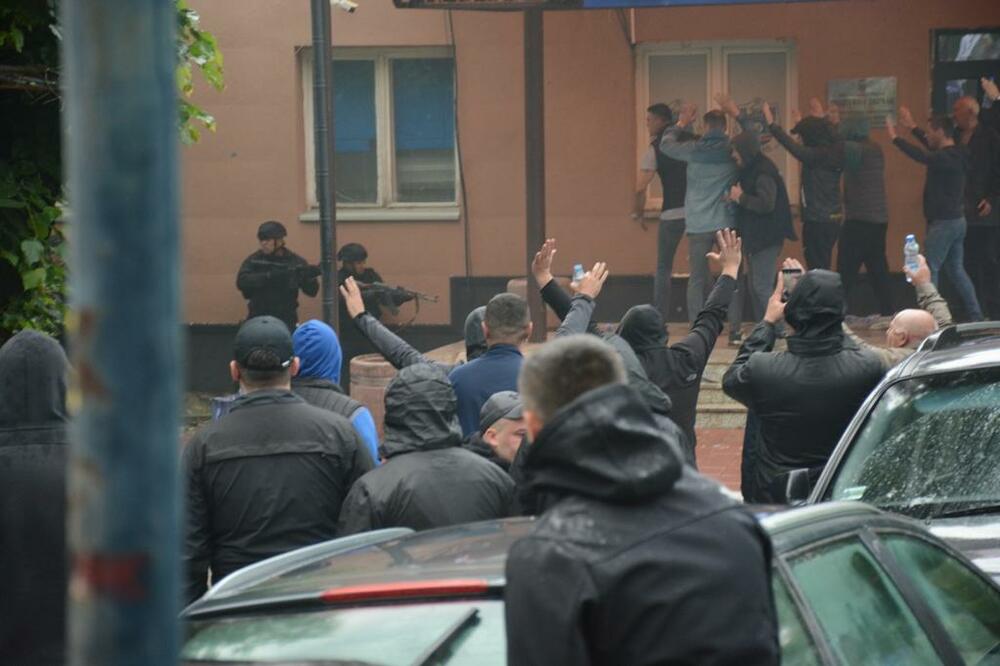 POTRESNA SLIKA: Pogledajte kako su Kurtijeve duge cevi na nišanu držale nenaoružane Srbe ispred opštine Zvečan (FOTO)
