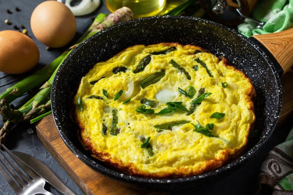 NEOBIČNA JAJA SA ŠPARGLOM: Spremite ukusan i zdrav omlet sa asparagusom, treba vam samo 20 minuta za 2 ukusne porcije (RECEPT)