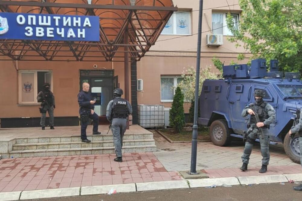 VELIKI BROJ PRIPADNIKA TZV. KOSOVSKE POLICIJE SA DUGIM CEVIMA ISPRED OPŠTINE: U Zvečanu mirno, građana gotovo da nema na ulicama