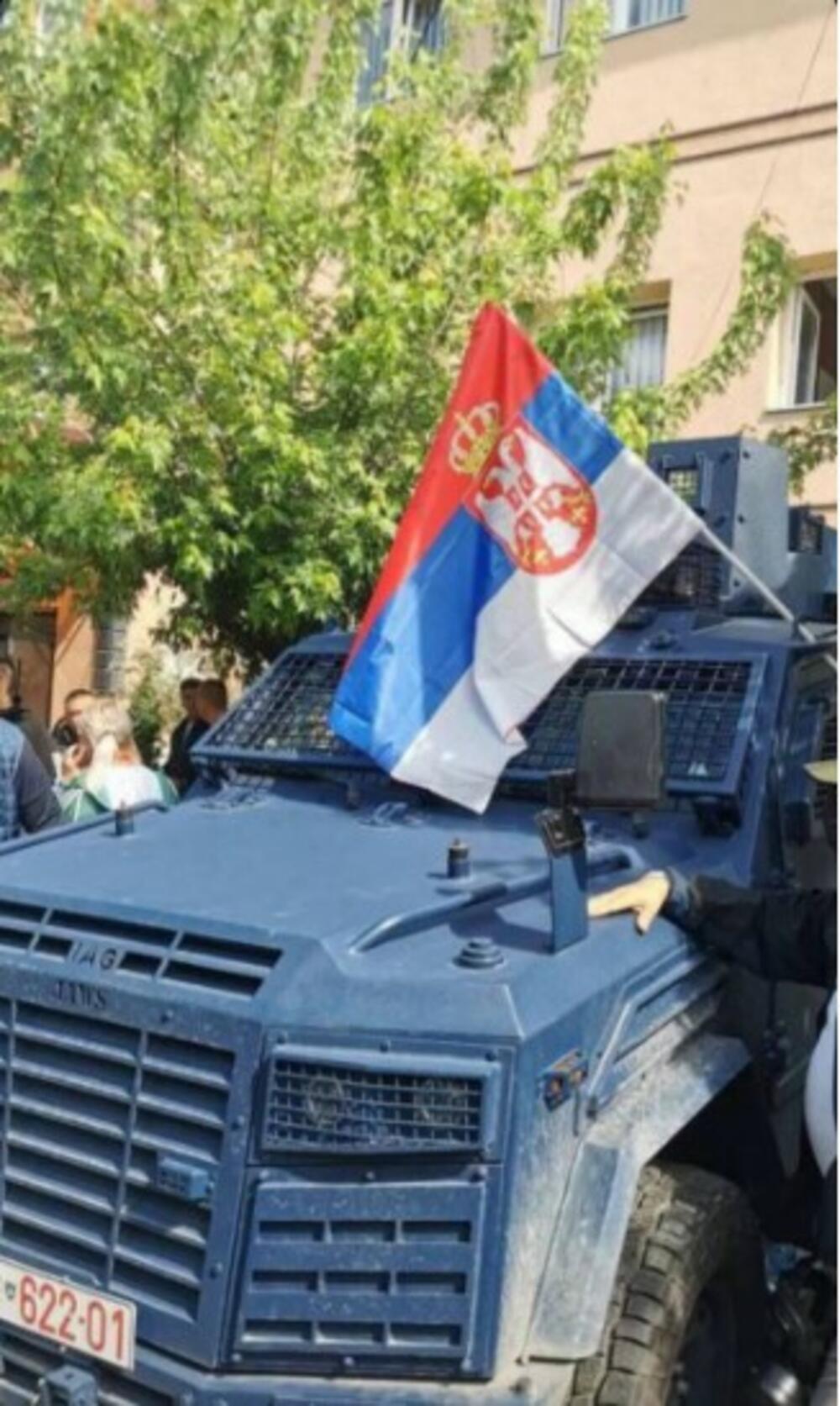 KFOR, Zvečan, Kosovo i Metohija, blokada, ROSU, srpska zastava