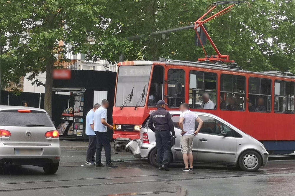 SUDAR KOD VUKOVOG SPOMENIKA: Tramvaj udario auto u Bulevaru kralja Aleksandra! FOTO