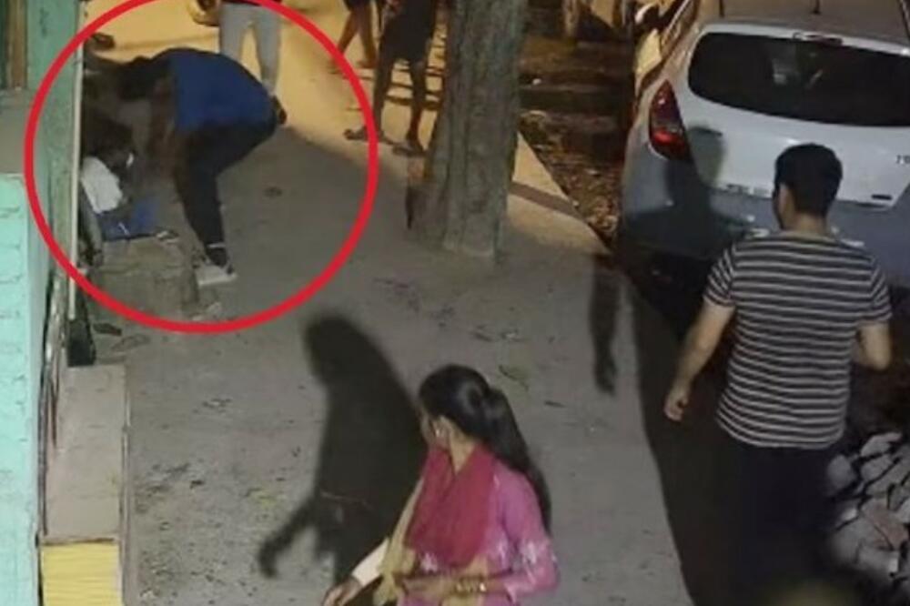 STRAVIČAN ZLOČIN U INDIJI: Mladić (20) na sred ulice izmasakrirao tinejdžerku (16), niko od prolaznika joj nije pomogao (VIDEO)
