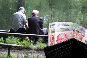 PRVE SUBOTE U SEPTEMBRU STIŽU PENZIJE: Detaljan kalendar isplate primanja seniora, penzioneri novac dobijaju na vreme