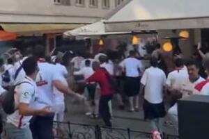 KAO NA BOJNOM POLJU! STRAVIČNE scene na ulicama Budimpešte - BRUTALNA tuča huligana pred finale Lige Evrope! VIDEO