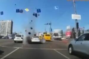 DEO RUSKE RAKETE PADA PRAVO NA AUTOPUT U KIJEVU: Vozače su od smrti delili SANTIMETRI, ali imali su NEVEROVATNU sreću (VIDEO)