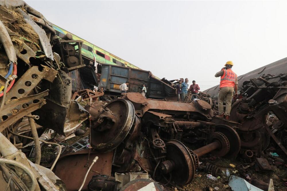 RASTE BROJ ŽRTAVA NESREĆE U INDIJI: Poginulo najmanje 280 ljudi, više od 800 povređenih! Otkriven uzrok sudara vozova (FOTO)
