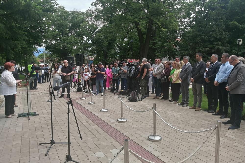 STANA AVRAMOVIĆ KARAMINGA MEĐU VELIKANIMA: Autorka pesme "Dimitrije sine Mitre" dobila bistu u Gradskom parku u Vranju (FOTO)