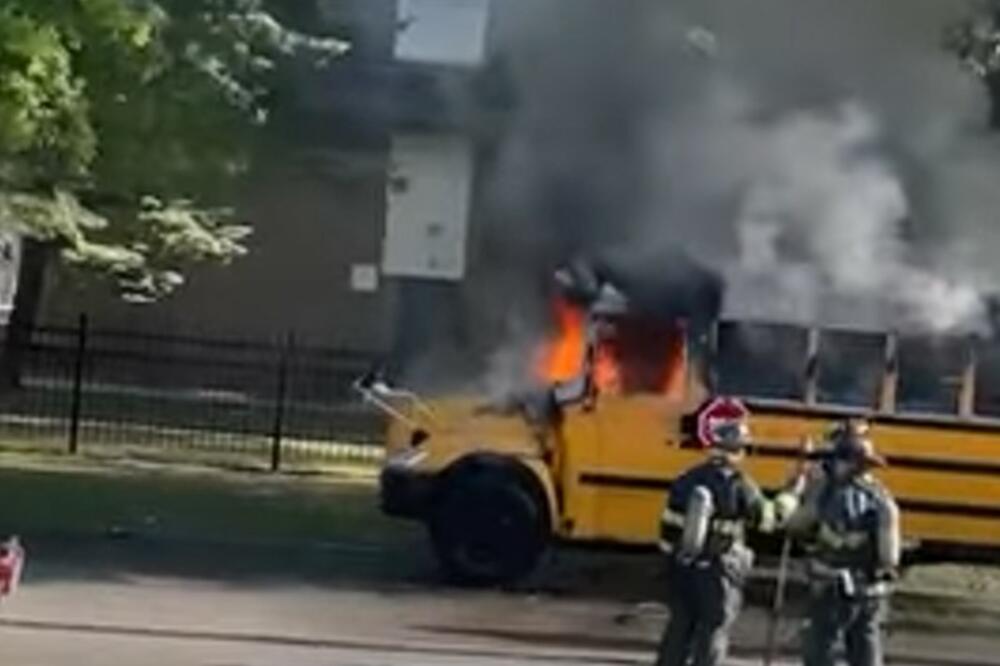 OD SMRTI SPASLA 37 DECE: Kad je u vozilu osetila dim, trudna vozačica školskog autobusa u Milvokiju uradila je PRAVU STVAR (VIDEO)