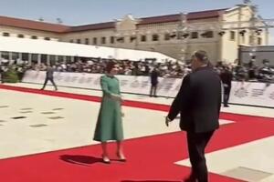 ORBAN OVO NIJE OČEKIVAO: Pokušao da poljubi u ruku predsednicu Moldavije, pogledajte šta je ona uradila (VIDEO)