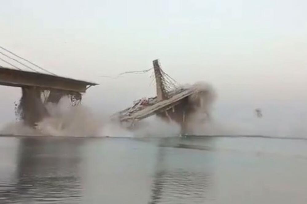 DRAMATIČAN SNIMAK RUŠENJA MOSTA U INDIJI: Oko 200 metara konstrukcije se sručilo u reku, pre godinu dana desilo se isto (VIDEO)