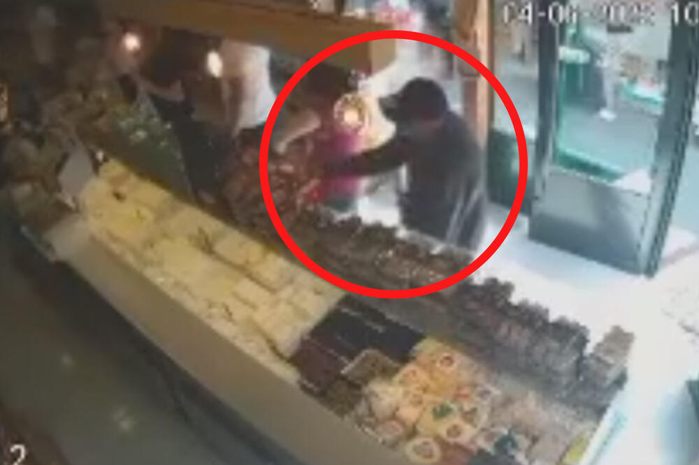 A MISLIO DA GA NIKO NEĆE VIDETI: Muškarac uhvaćen u GNUSNOJ AKCIJI nasred radnje u Beogradu! Nije se ni osvrnuo na kamere (VIDEO)
