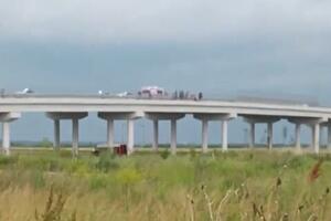 DRAMA U BATAJNICI: Muškarac stoji na mostu i preti da će da skoči na prugu (VIDEO)