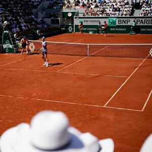 SRAMOTA, SRAMOTA, SRAMOTA! Sudija pogurao Novakovog dželata u četvrtfinale: