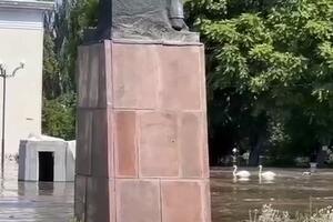 CENTROM NOVE KAHOVKE PLIVAJU LABUDOVI: Nivo vode porastao za 10 metara, u poplavljenom gradu uvedeno vanredno stanje (VIDEO)