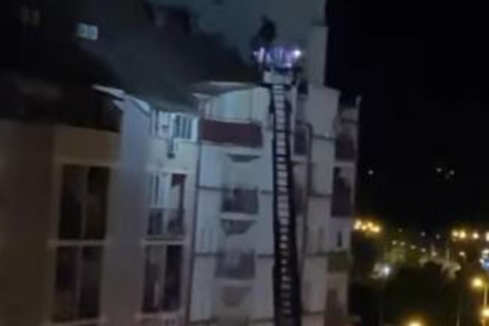DRAMA U NOVOM SADU! Zapalio se restoran brze hrane, vatrogasci na MERDEVINAMA gase požar (VIDEO)