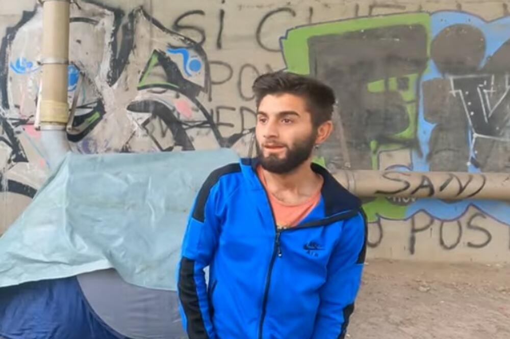"TERALI SU ME DA RADIM, AKO NE ZARADIM, ČEKAJU ME BATINE" Teška životna priča pevača Mustafe koji spava u šatoru ispod MOSTA
