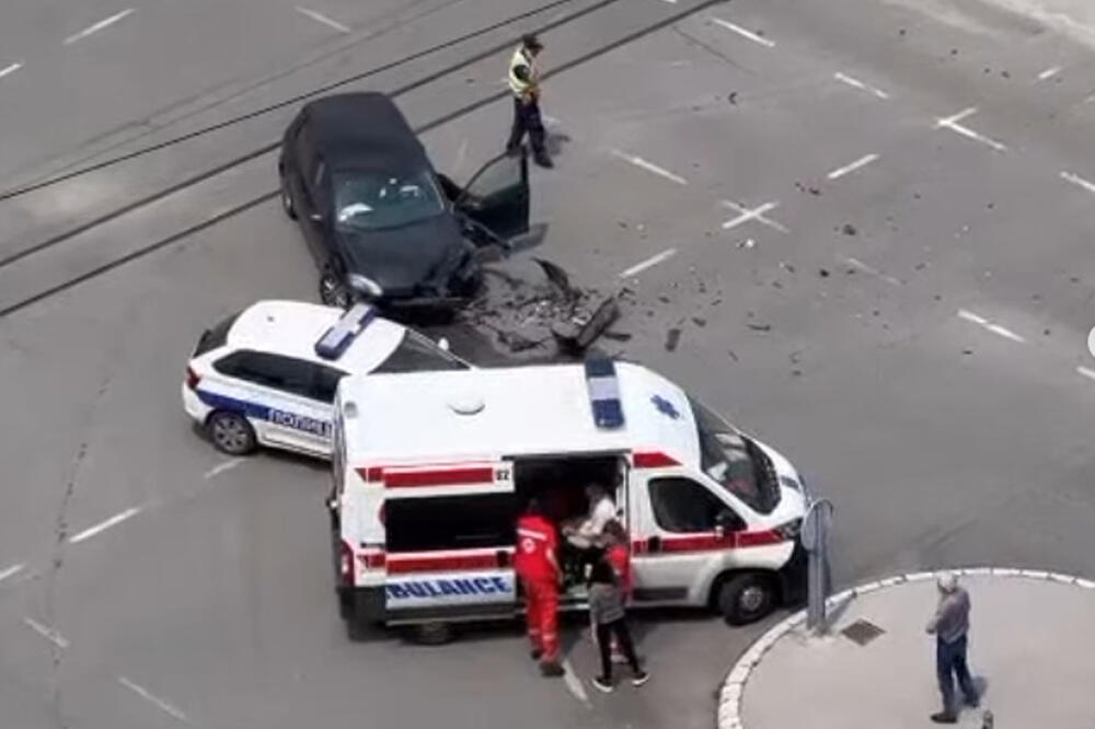 TEŽAK SUDAR NA NOVOM BEOGRADU: Morali da seku automobil, momak krvav izašao iz vozila! VIDEO