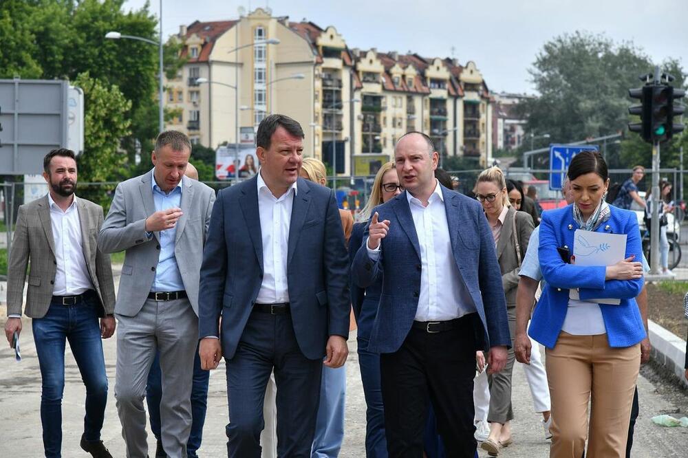 Gradonačelnik ĐURIĆ: Novih 18 PARKING MESTA U FRUŠKOGORSKOJ, uskoro ASFALTIRANJE BULEVARA OSLOBOĐENJA