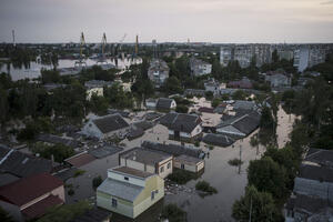 NAJMANJE TROJE STRADALO U HERSONU NAKON RUŠENJA BRANE: Poplavljeno 14.000 kuća, evakuisano više od 4.000 ljudi (FOTO)