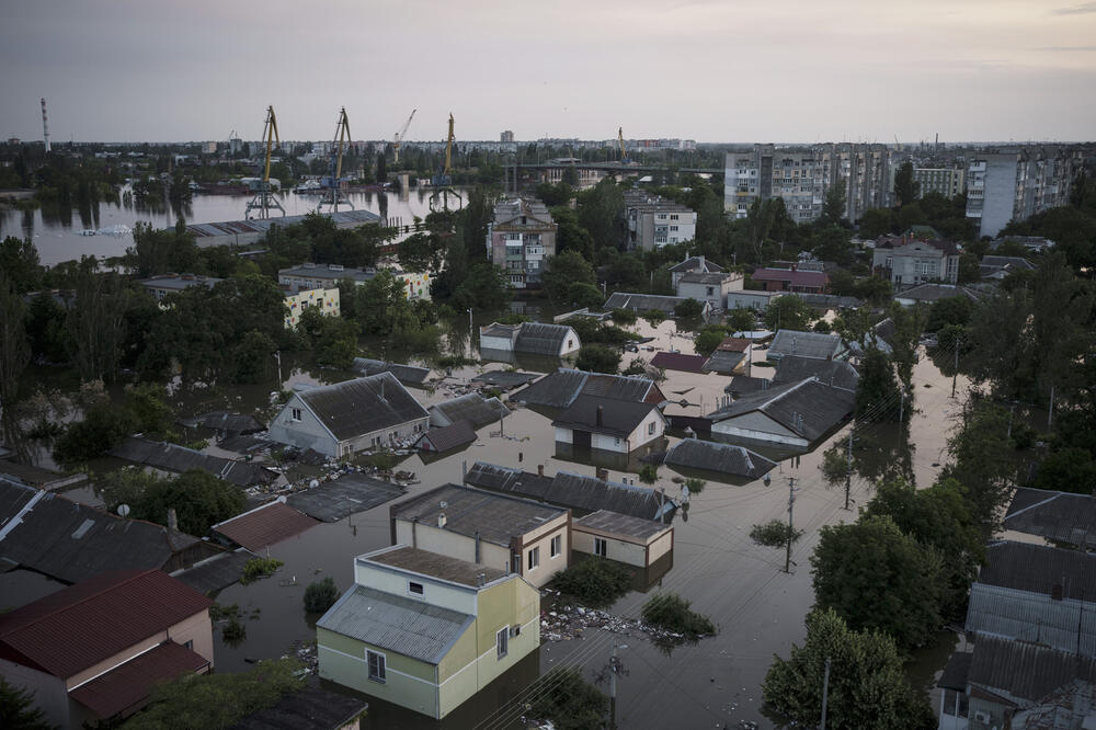 NAJMANJE TROJE STRADALO U HERSONU NAKON RUŠENJA BRANE: Poplavljeno 14.000 kuća, evakuisano više od 4.000 ljudi (FOTO)