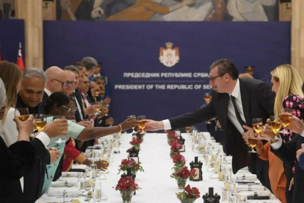 "SRBIJU I INDIJU KARAKTERIŠE TRADICIONALNA GOSTOLJUBIVOST": Predsednik Vučić ugostio predsednicu Indije na večeri (FOTO)