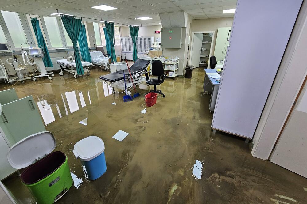 BOLNICA POD VODOM, ALI BORBA JOŠ TRAJE: Kurir u poplavljenom suterenu u Loznici, u toku veliko spremanje u Urgentnom centru (FOTO)