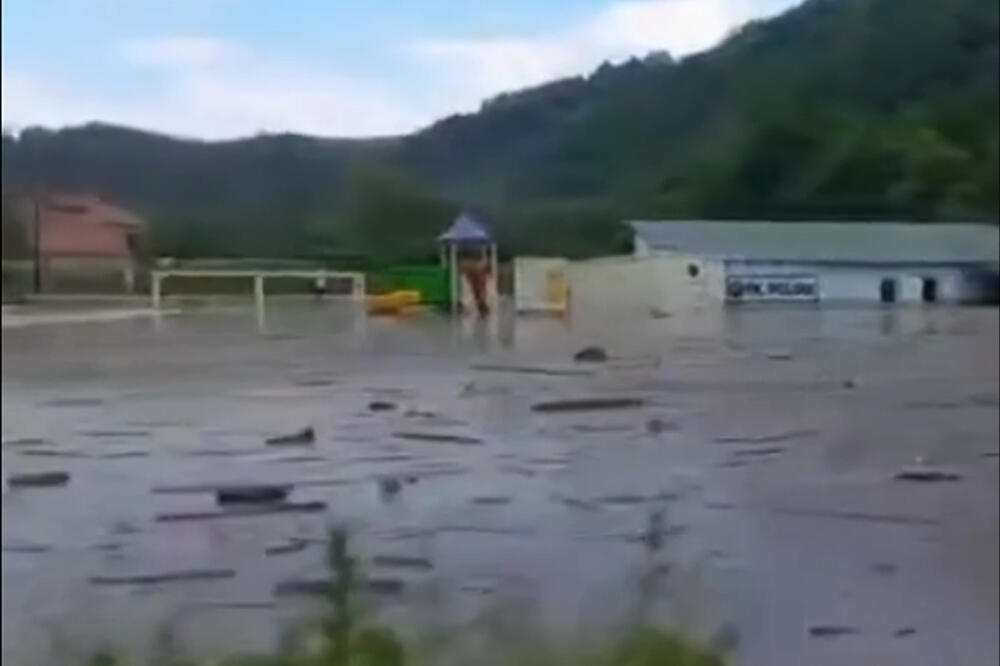 DRAMATIČNI SNIMCI IZ ISTOČNE SRBIJE: Fudbalski teren pod vodom, na ulicama reke, sve poplavljeno