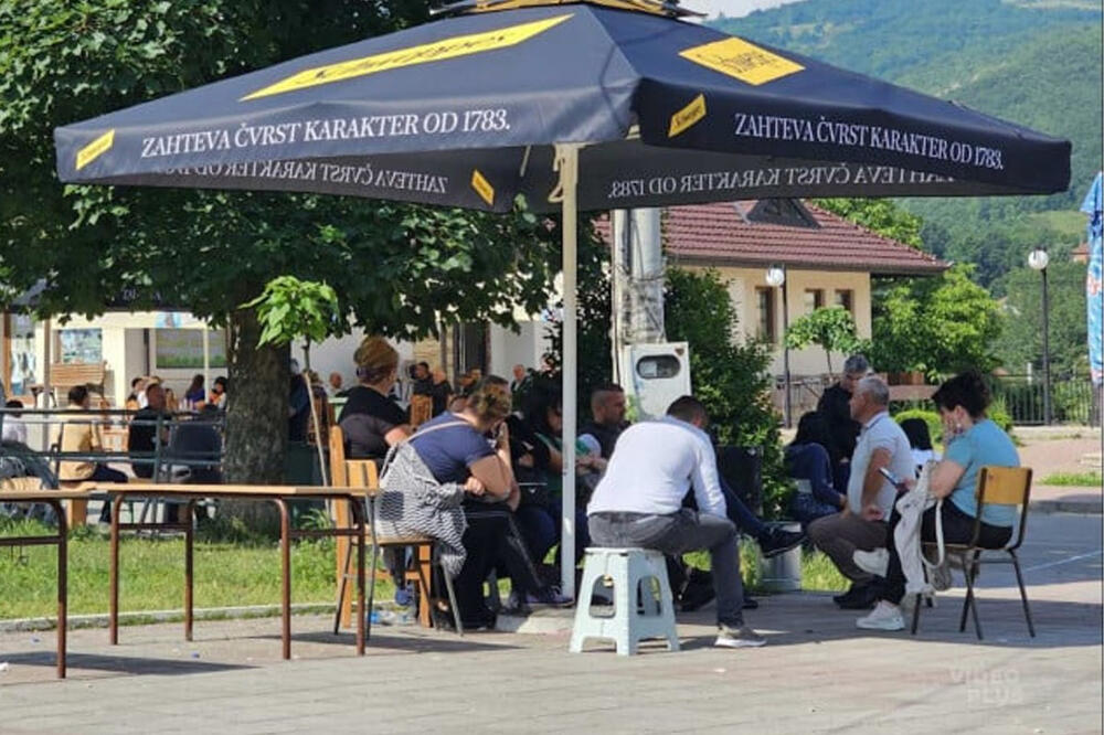 PROTEST SRBA NA SEVERU KIM: U Leposaviću mirno jutro, narod ne odustaje od svojih zahteva, sede ispred zgrade opštine