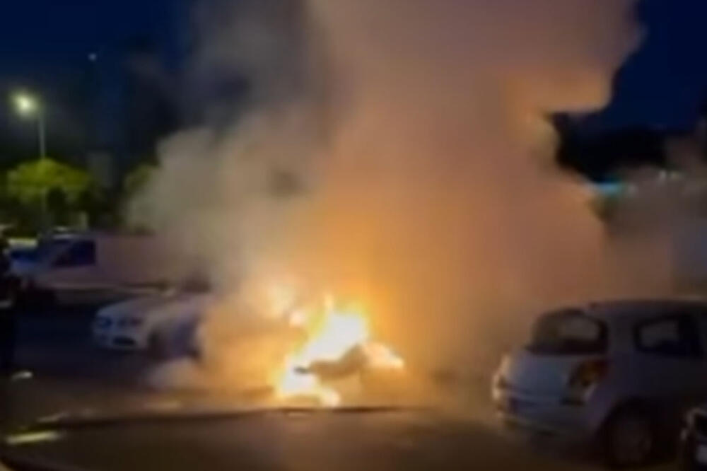 ZAPALJENA 3 AUTOMOBILA U ŽARKOVU: Požar se brzo proširio, ispituje se uzrok! (VIDEO)