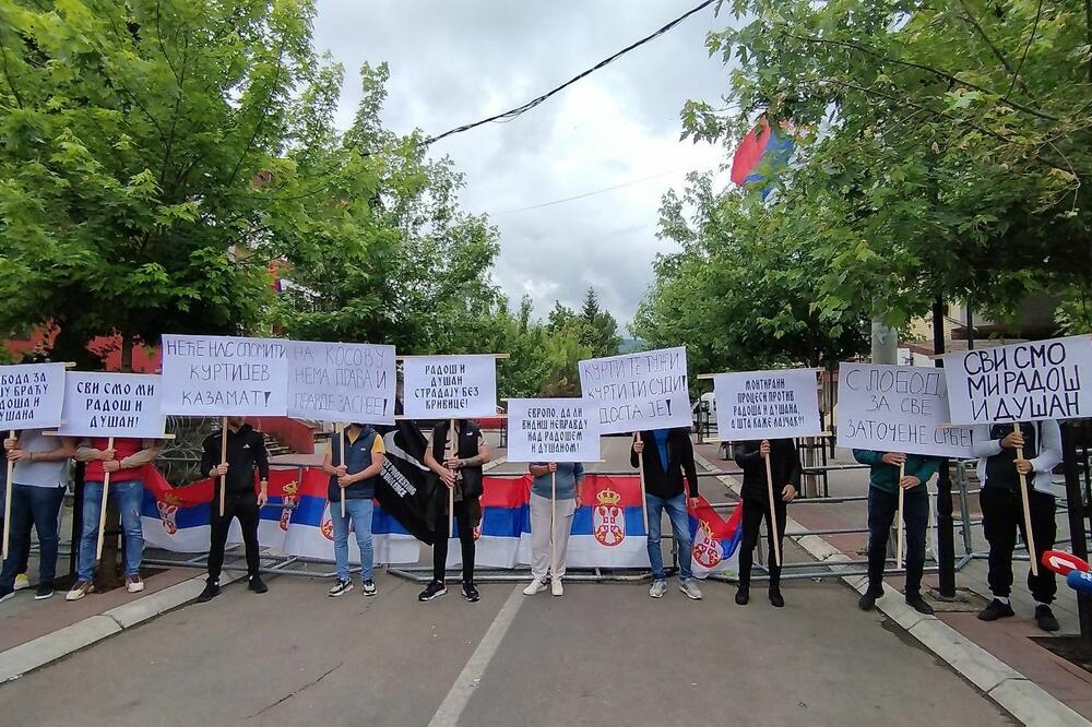 “SVI SMO MI RADOŠ I DUŠAN“ Srbi okupljeni pred opštinom Zvečan s protesta poslali i poruku Miroslavu Lajčaku (FOTO)
