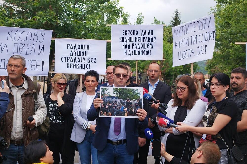STRADAJU BEZ KRIVICE: U Zvečanu miran protest podrške uhapšenim Radošu i Dušanu