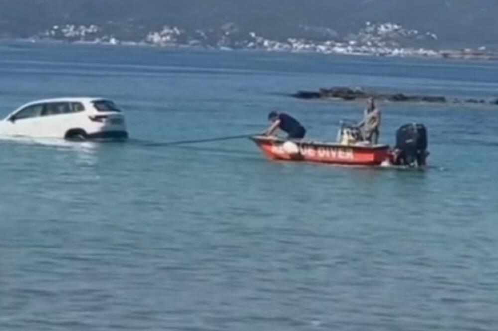 HIT U GRČKOJ! AUTOMOBIL UPAO U MORE: Krenuo da pluta ka pučini! (VIDEO)
