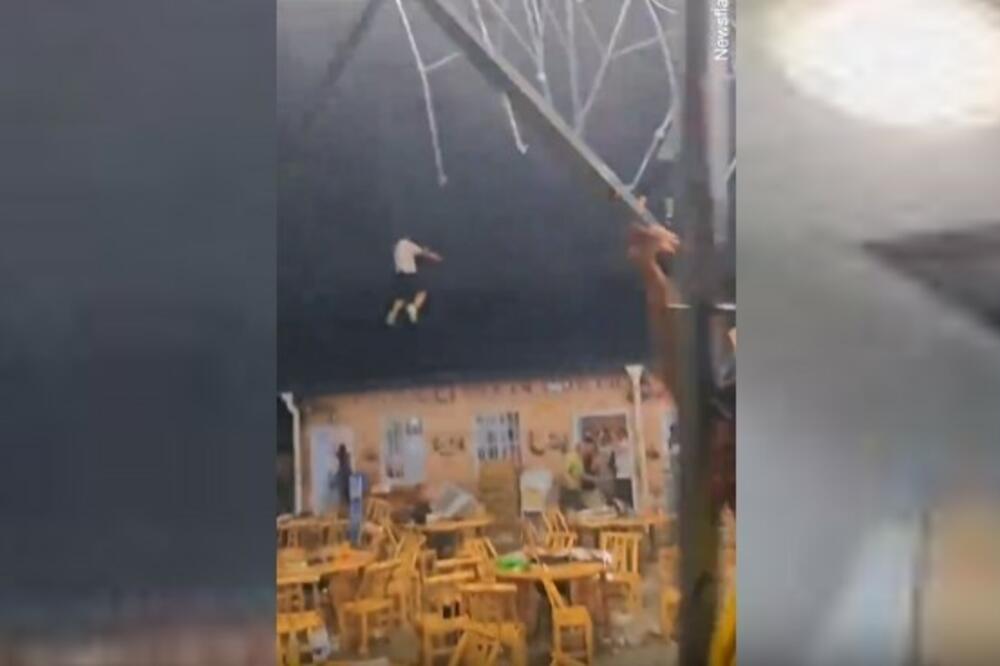 VETAR U VAZDUH DIZAO LJUDE: Oluja u Kini izazvala haos, ima povređenih! (VIDEO)