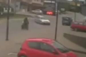 MOTORCIKLISTA UDARA U AUTOMOBIL: Snimak žestokog udesa u Loznici, auto naglo skrenuo, motor se zabija! (VIDEO)