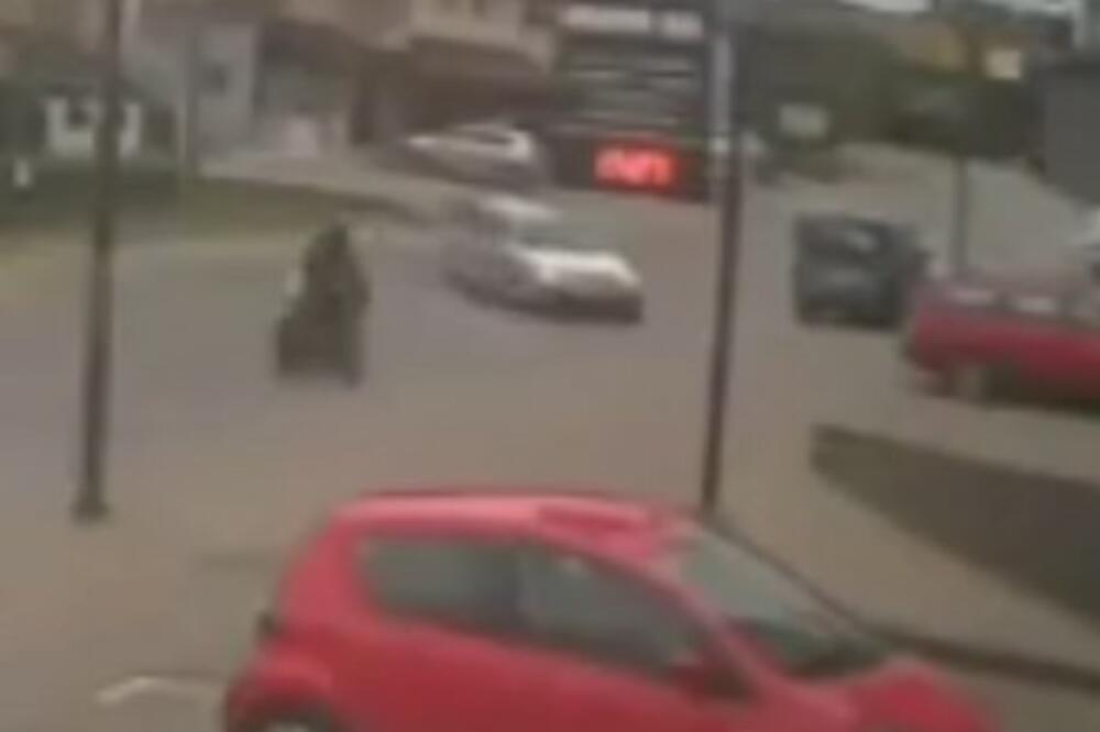 MOTORCIKLISTA UDARA U AUTOMOBIL: Snimak žestokog udesa u Loznici, auto naglo skrenuo, motor se zabija! (VIDEO)