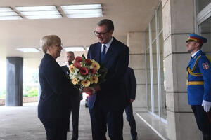 DOČEK ISPRED PALATE SRBIJA: Predsednik Vučić buketom cveća poželeo dobrodošlicu predsednici Slovenije (FOTO)