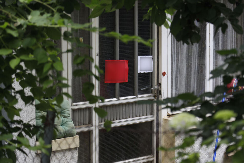 PRVE SLIKE SA MESTA GDE SU NAĐENA TELA OCA I SINA: Zapečaćena vrata i poruka na crvenom papiru (FOTO)