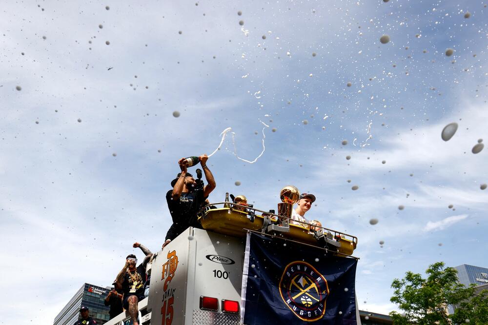 UŽAS NA PARADI U DENVERU! Kamion pregazio policajca - slavlje se polako pretvara u nezapamćen HAOS (VIDEO)